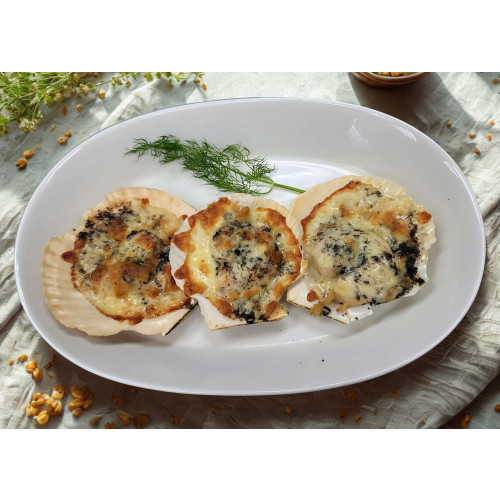 Baked Scallops with Cheese and Black Truffle Sauce